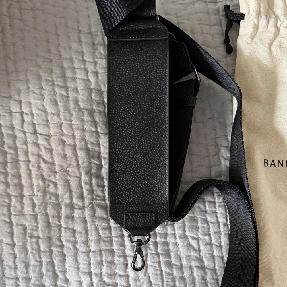 BANDOLIER Lana Glasses Strap
ADJUSTABLE CROSSBODY GLASSES POUCH IN BLACK/PEWTER - Picture 7 of 12